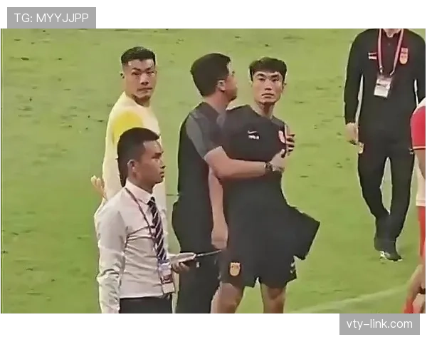 替补席吃红牌，为何教练也被罚下？规则拆解